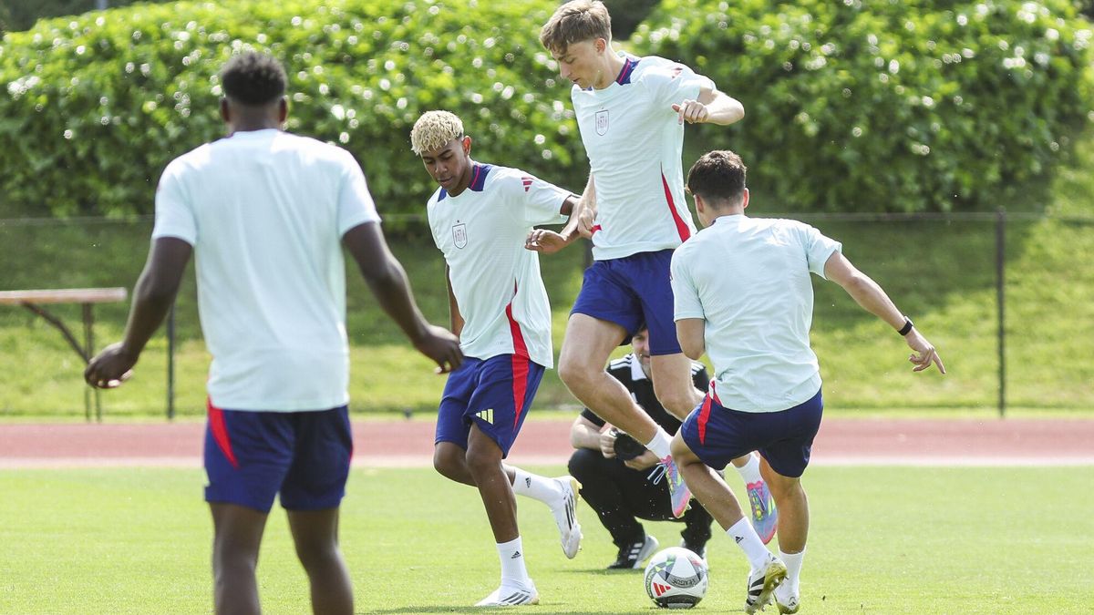 Lamine Yamal, Dean Huijsen y Pau Cubarsi, en un entrenamiento de la selección.