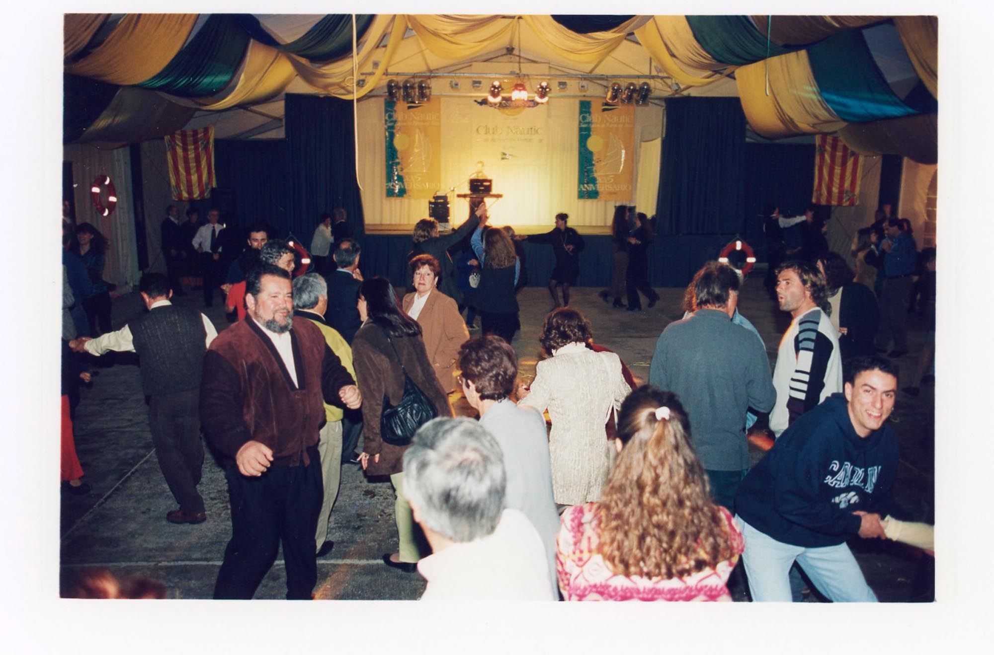 Carpa instalada para celebrar el 25 aniversario, en 1998.