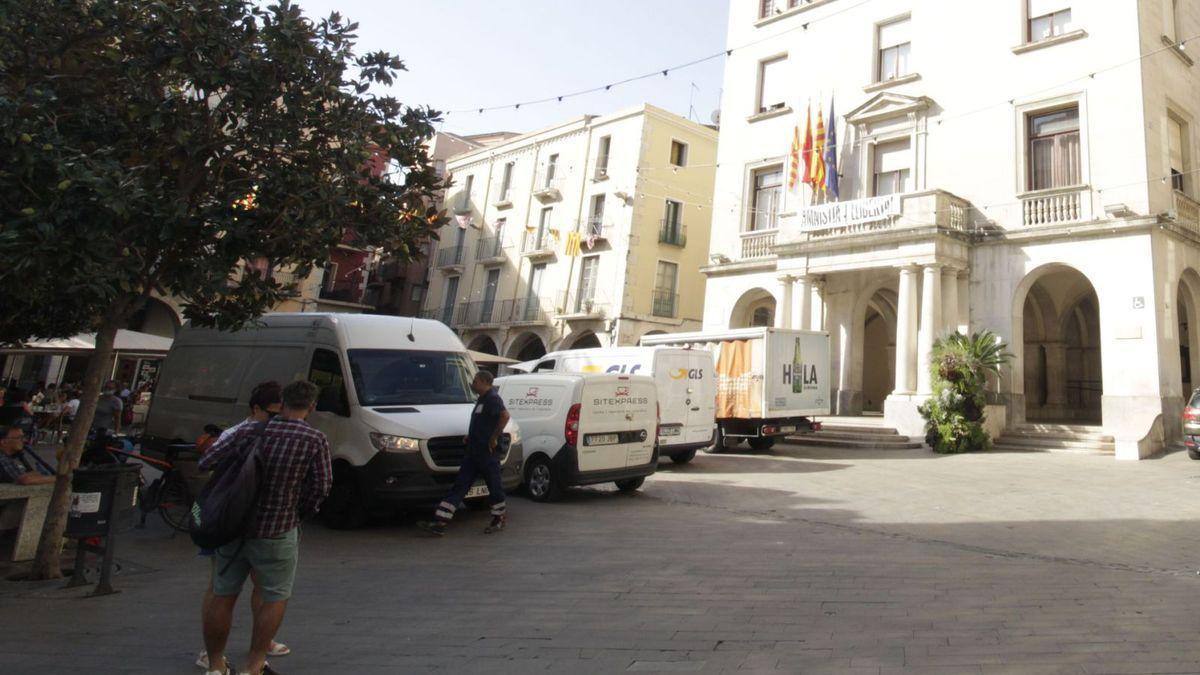 El centre de Figueres amb furgonetes.