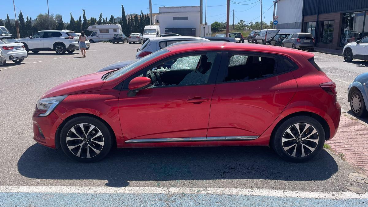Coche con los cristales reventados en Ibiza