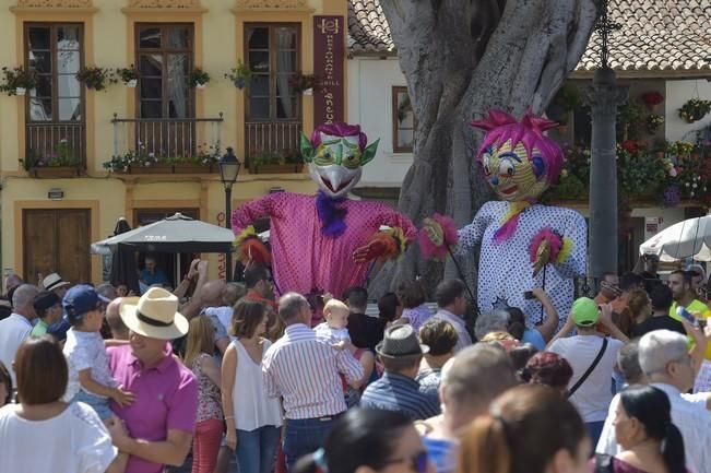 Subida de la bandera de las fiestas del Pino