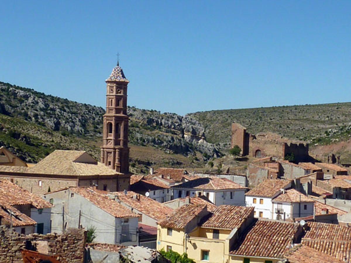 Preciosa torre de la iglesia parroquial de San Miguel de Torre de las Arcas