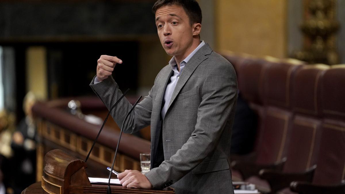 Íñigo Errejón en la tribuna replicando el discurso de Ramón Tamames.