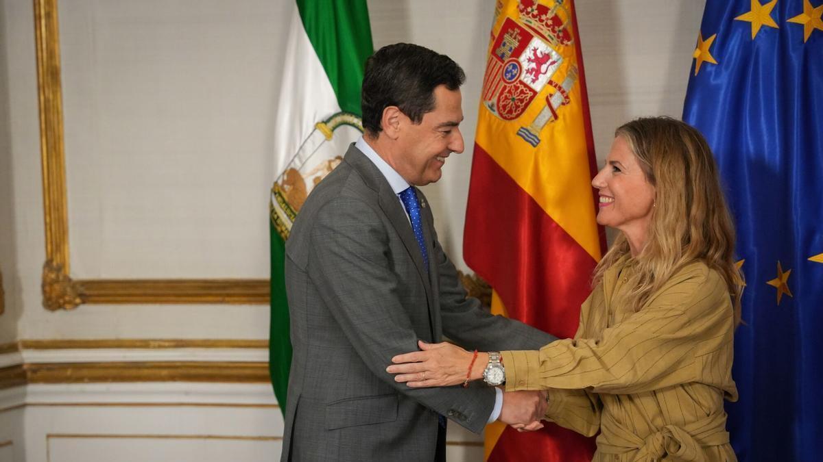 El presidente de la Junta de Andalucía, Juanma Moreno, recibe en el Palacio de San Telmo a la presidenta del Parlamento de Andalucía, Ana Mestre.