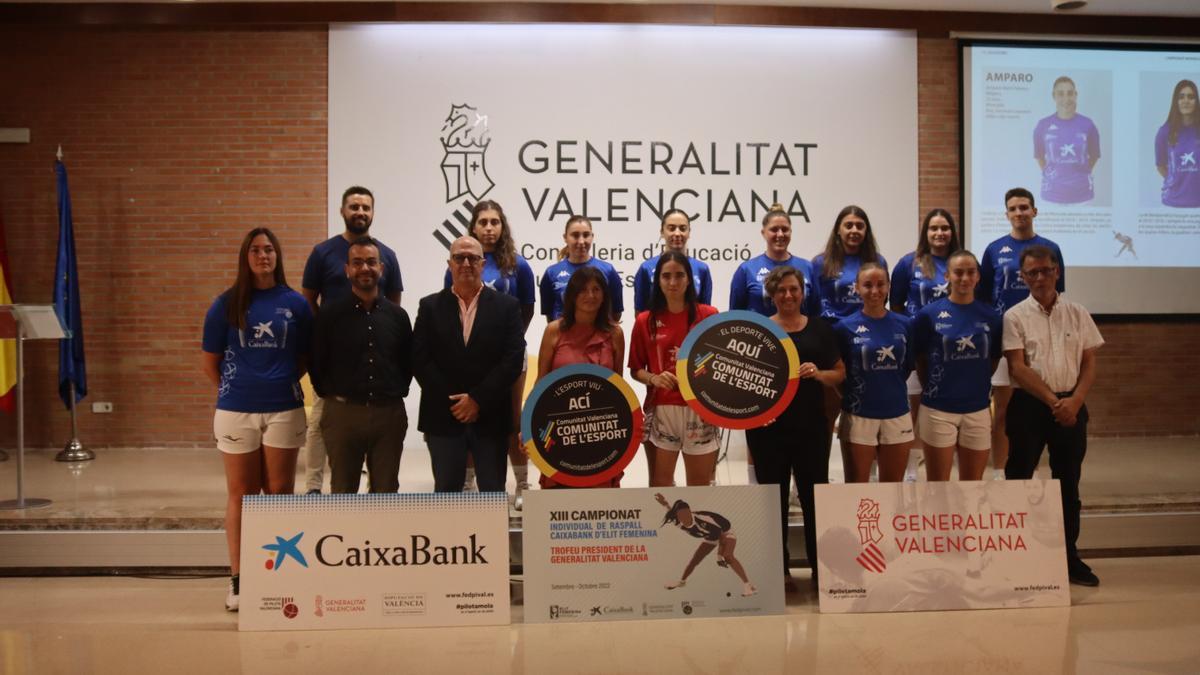 Jugadores i autoritats es donaren cita a la seu de la Conselleria d'Educació, Cultura i Esport.