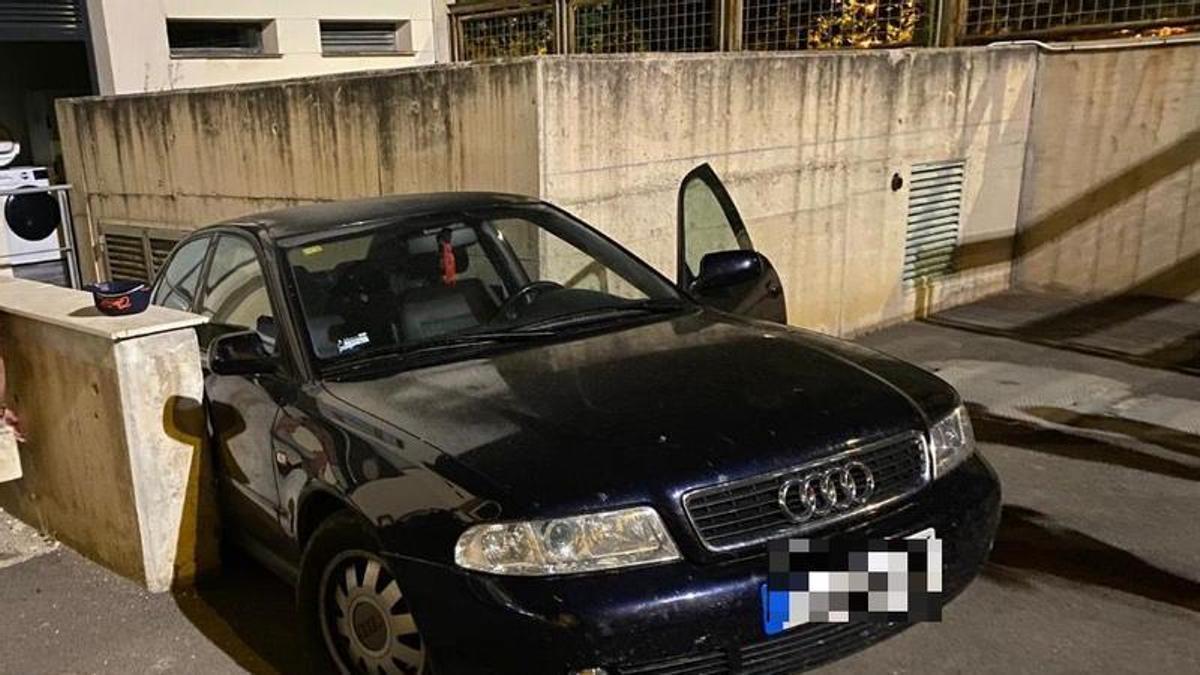 El coche robado y empotrado en unas escaleras por el intruso del Parque de Bomberos Norte