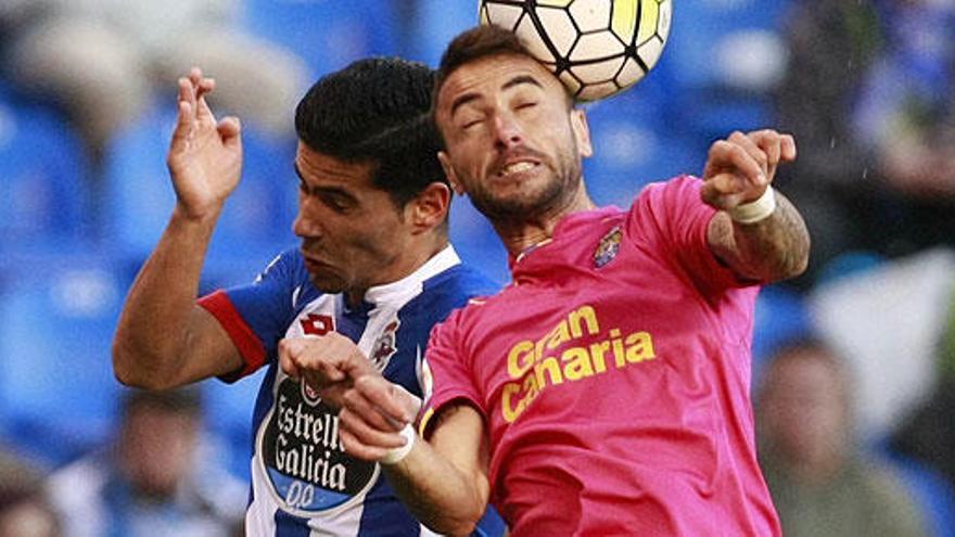 Mom y Juanfran Moreno disputan un balón.