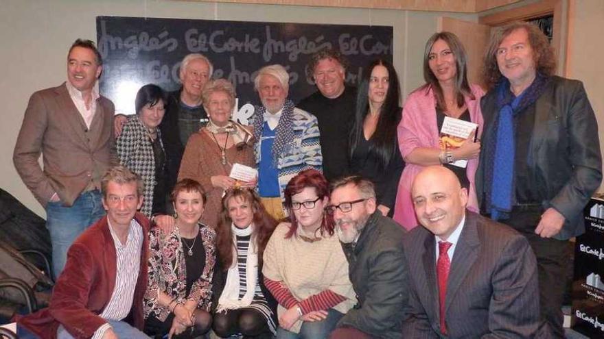 Los autores gallegos que participan en la antología, en la presentación del libro en A Coruña.