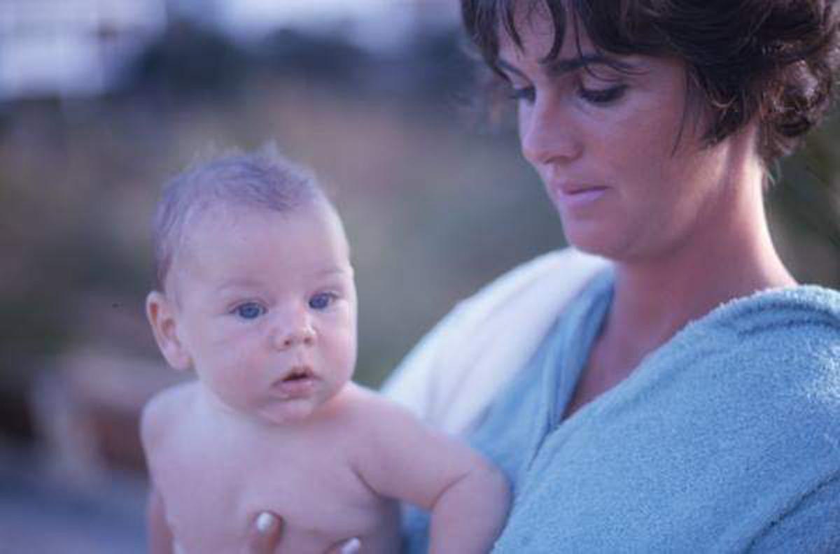 Lucia Berlin, con uno de sus hijos.