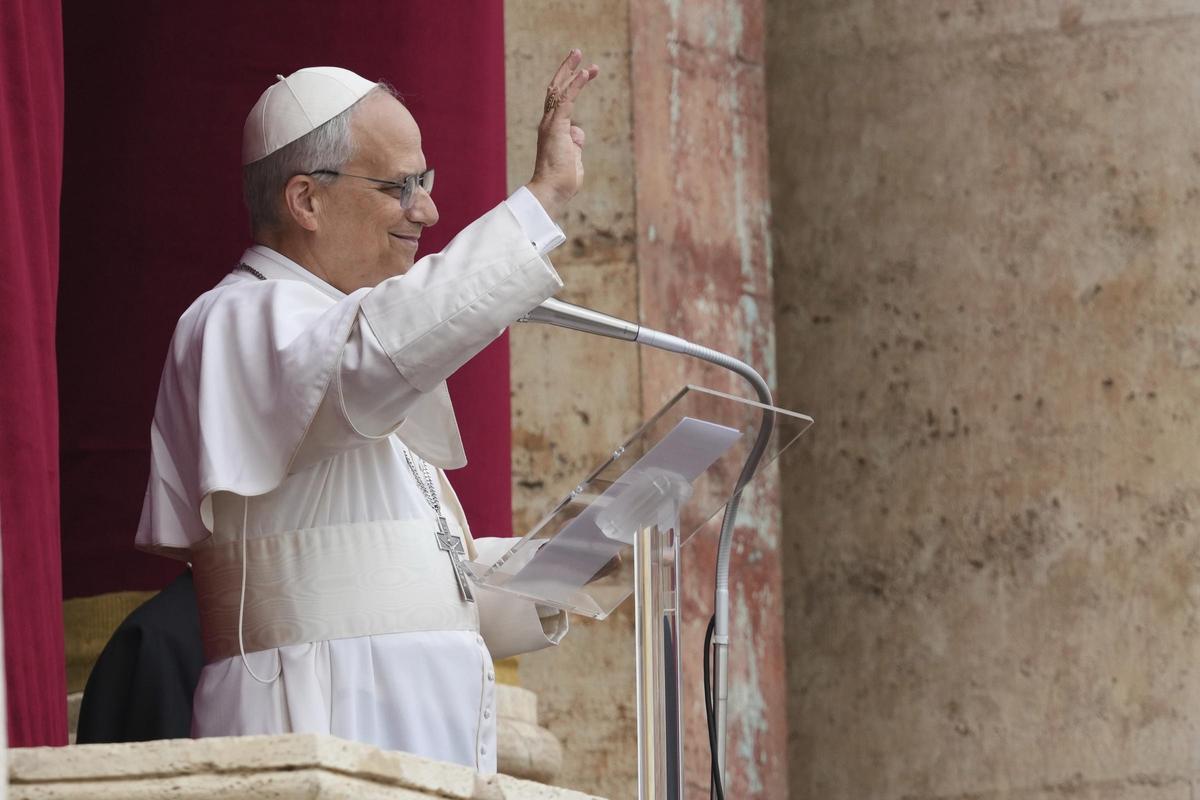 El papa León XIV, durante la oración del Regina Caeli en la plaza de San Pedro, este domingo.