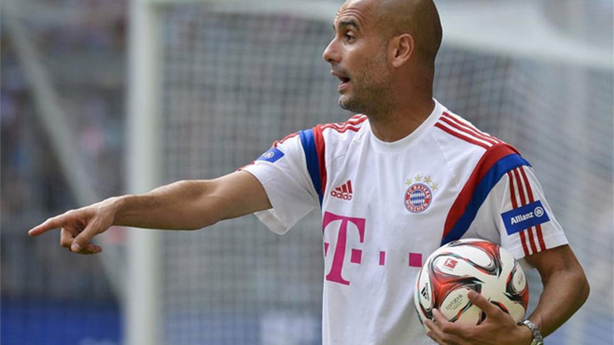 Guardiola dirigiendo uno de los entrenamientos con el Bayern