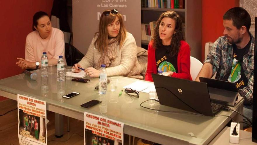 María Alonso, Silvia Martínez, Carmen Serrano y Efrén Fernández, en la Casona del Bravial de Blimea.