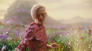 Tilda Swinton, en el filme que relanza la histórica firma española Delpozo.