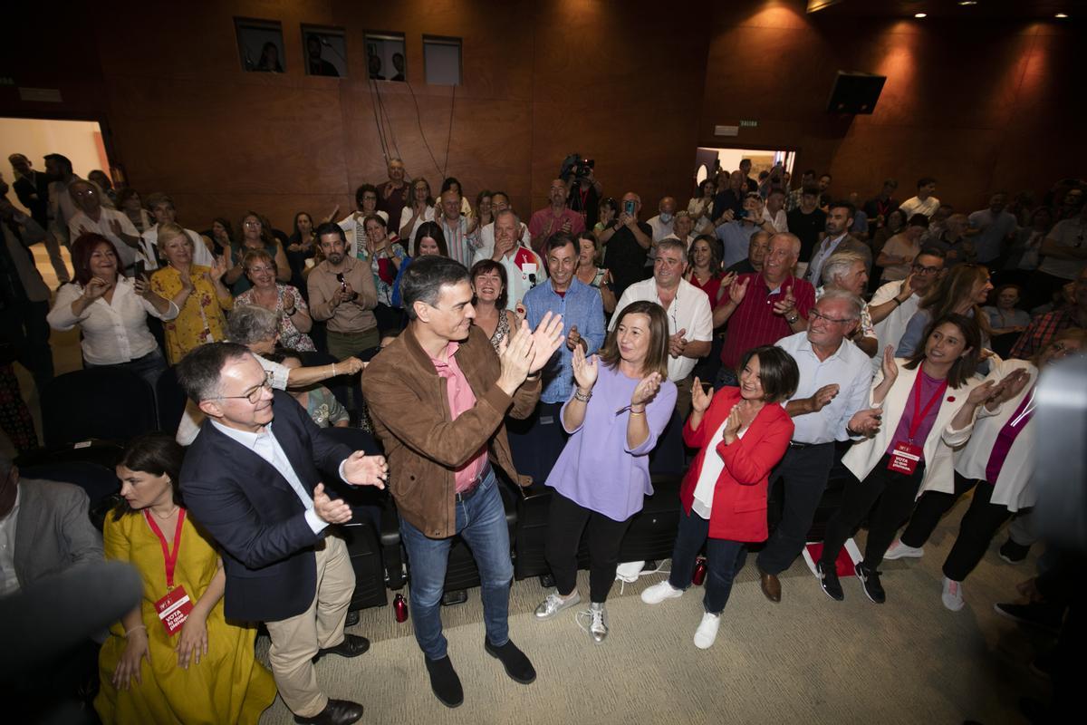 Marí Ribas, Pedro Sánchez, Francina Armengol, Sofía Hernanz, Joan Marí y Milena Herrera, en un acto electoral en el Club Diario.