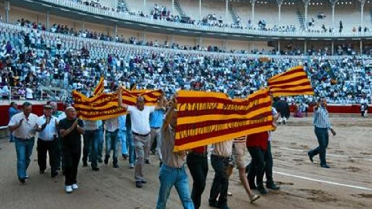 Varios aficionados claman contra el posible veto de los toros, ayer en la Monumental al final del paseíllo.