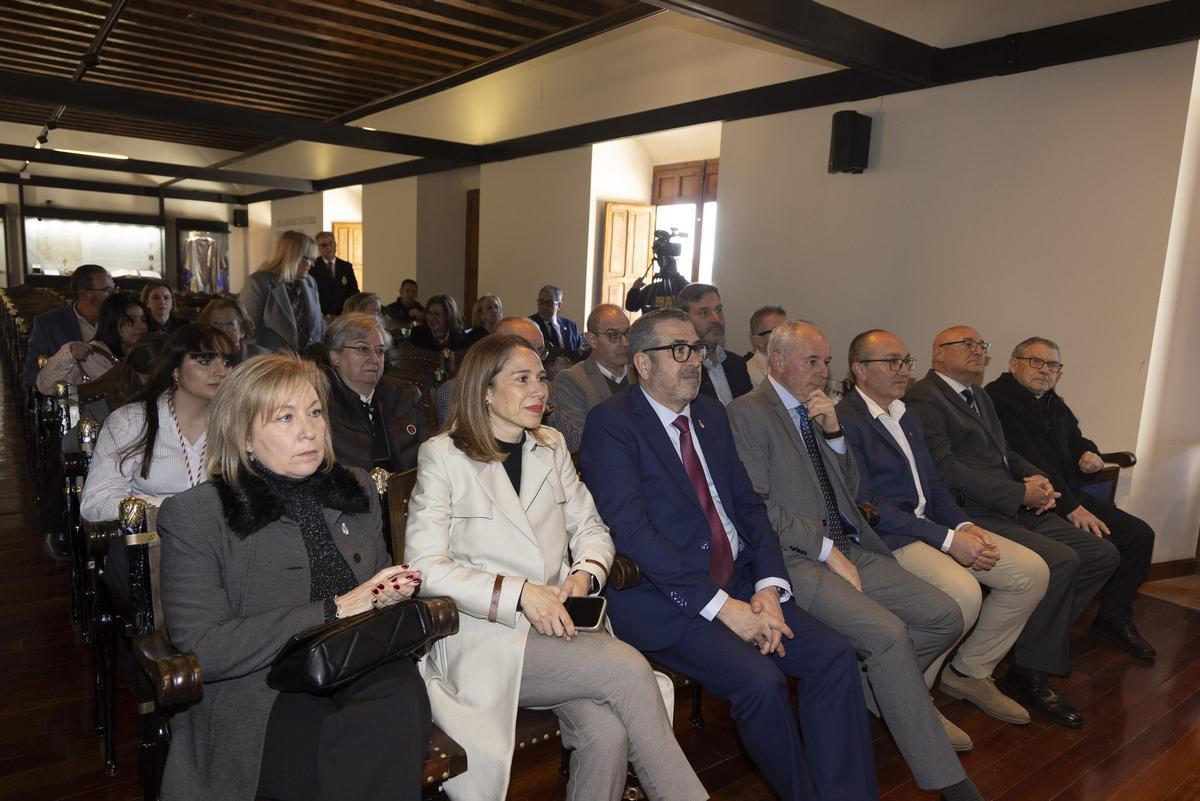 Presentación de las nuevas colgaduras de Semana Santa