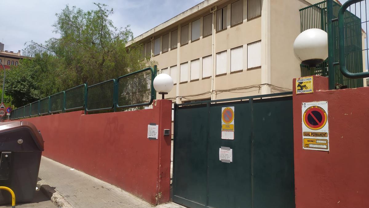 El colegio IES Arxiduc de Palma, donde han quedado atrapados los dos ancianos.