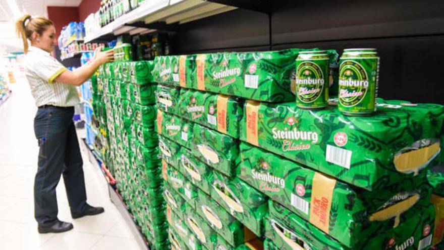 Una empleada repone cervezas en una tienda de Mercadona.