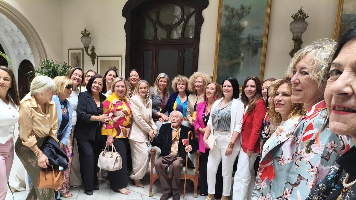 Pepe Dámaso rodeados de mujeres de Charter 100.