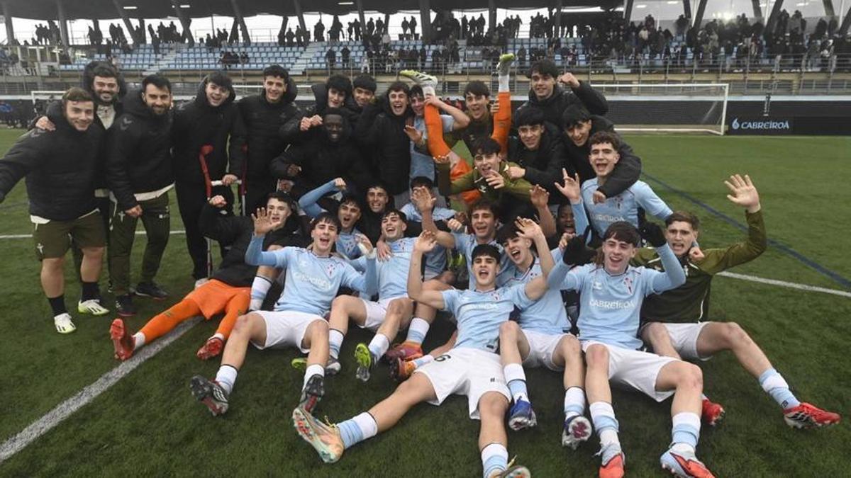 Os xogadores do Celta Xuvenil posan na Madroa tras gañar o pase a Final Four tras superar ó Athletic Club. | PABLO HERNÁNDEZ GAMARRA