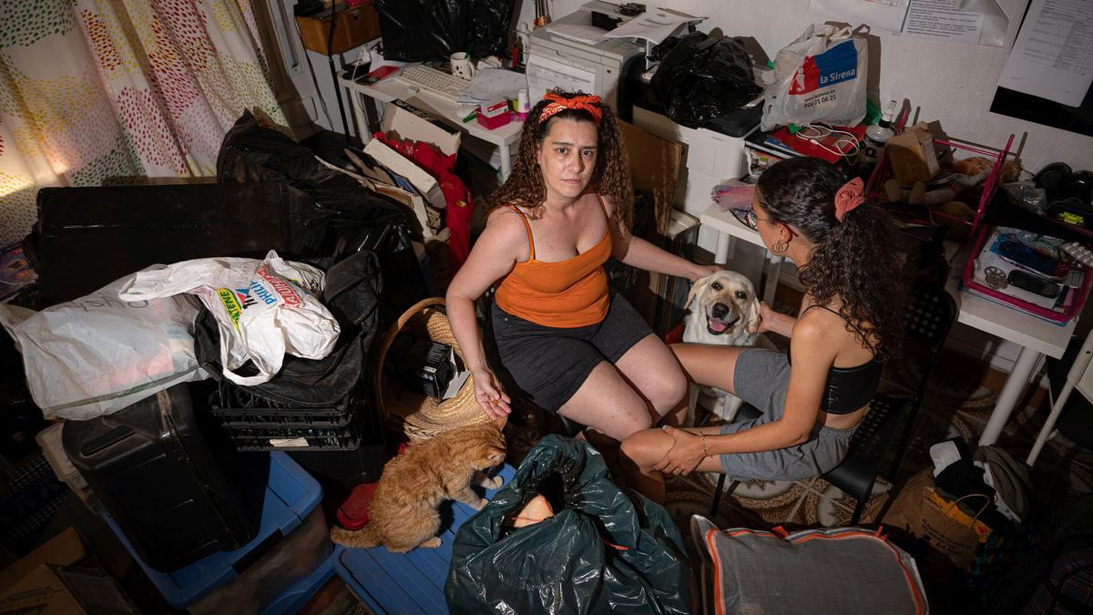 Barcelona 22/07/2021 Sociedad. Mimi junto a su hija Marina de 22 años y su perra de asistencia en el salón de su casa de Sants. Rodeadas de bolsas y maletas con la ropa lista para marchar de su vivienda en caso de que el desahucio del día 27 se haga efectivo. Tanto su perra como sus gatos no podrán realojarse en el apartamento provisional que les ofrecen desde servicios sociales. AUTOR: MANU MITRU.