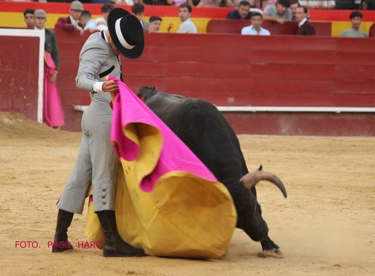 Una verónica de Pablo Torres, novillero de Puçol criado en la Escuela Taurina de València