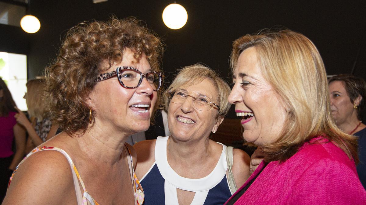 Josefina Bueno y Ana Barceló, con la subdelegada del Gobierno, Araceli Poblador