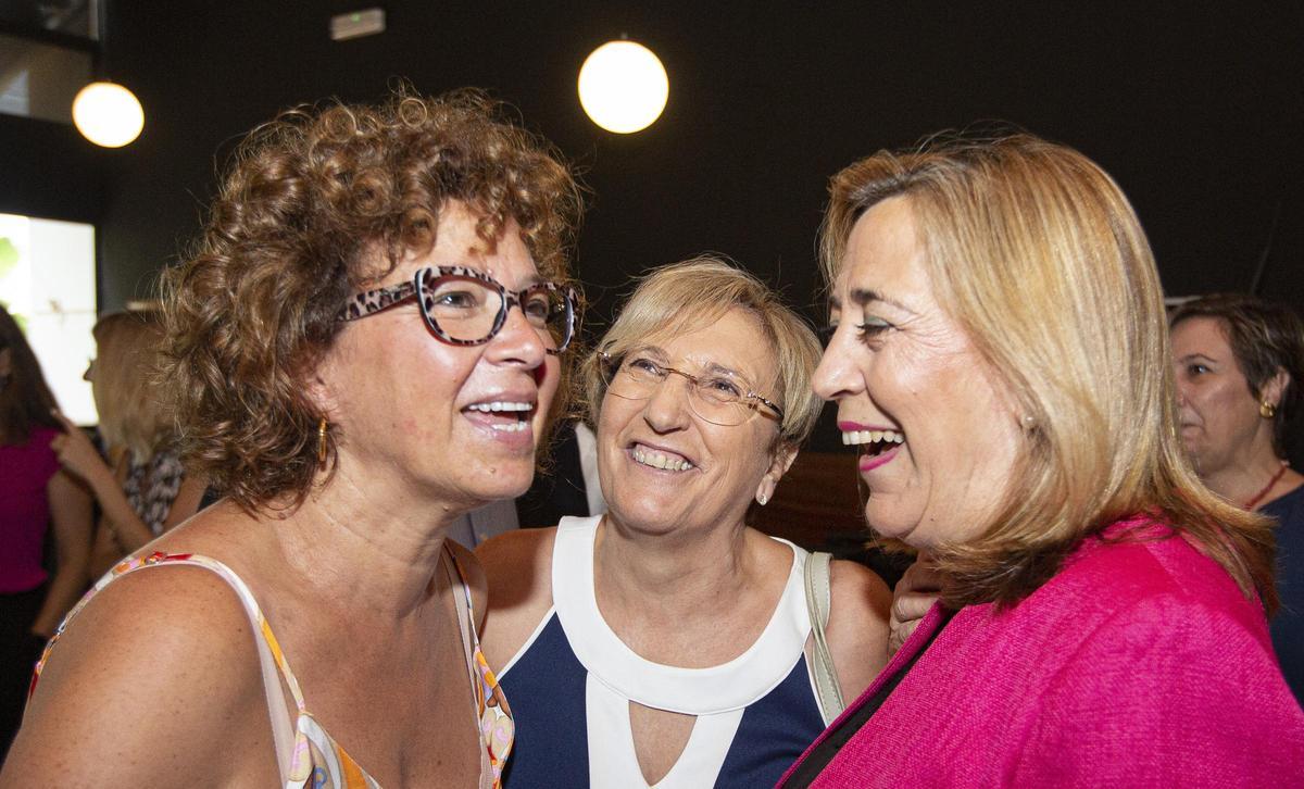Josefina Bueno y Ana Barceló, con la subdelegada del Gobierno, Araceli Poblador
