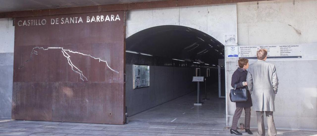 Dos personas en el acceso al ascensor del Castillo, en una imagen de archivo