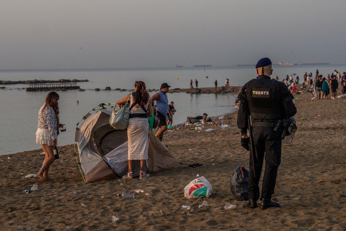 Limpieza de las playas de Barcelona tras la verbena de Sant Joan 2025