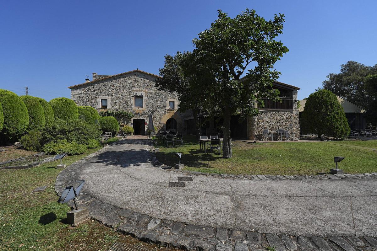 Exterior del restaurant Maràngels, ubicat en una masia catalana restaurada del segle XVII