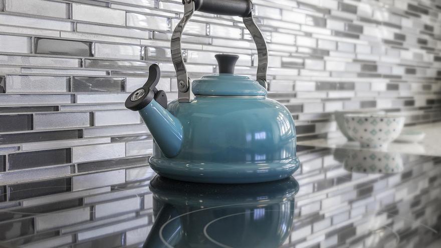 Trucos para limpiar los azulejos con grasa de tu cocina