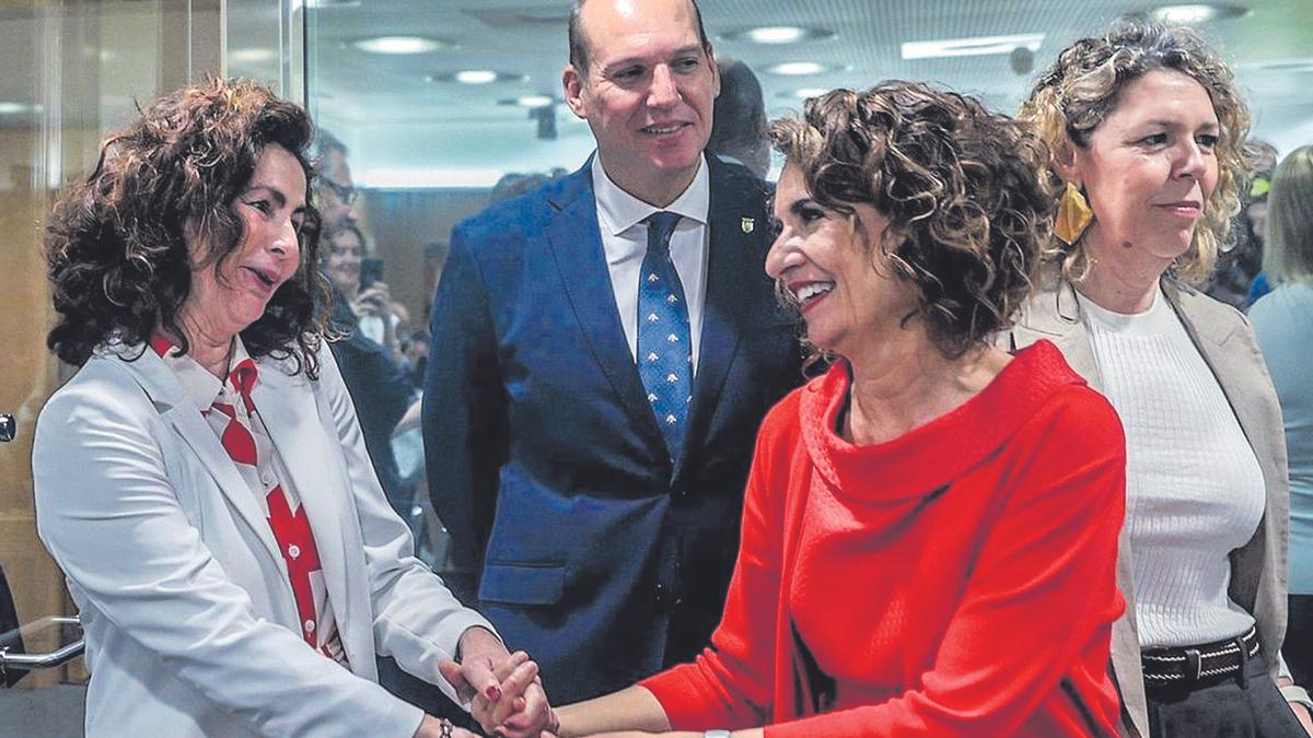 La consejera de Hacienda Matilde Asián (izquierda) y la ministra de Hacienda, María Jesús Montero, en el último Consejo de Política Fiscal.