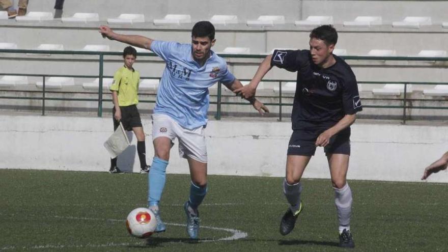 Diego, autor del tanto del Moaña, conduce el balón durante el encuentro de ayer. // Santos Álvarez