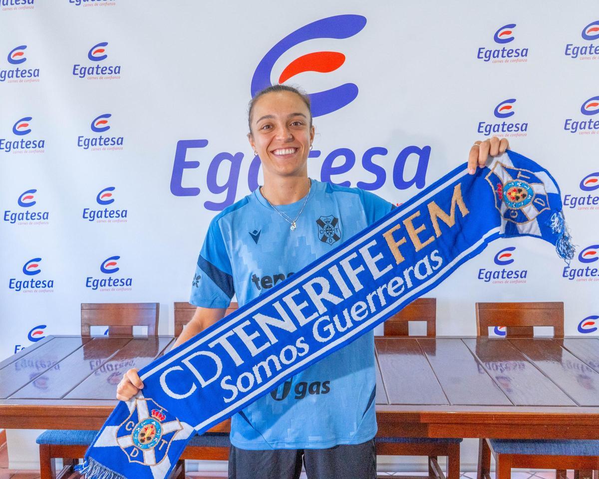 Natalia Padilla posa sonriente con una bufanda del Costa Adeje Tenerife