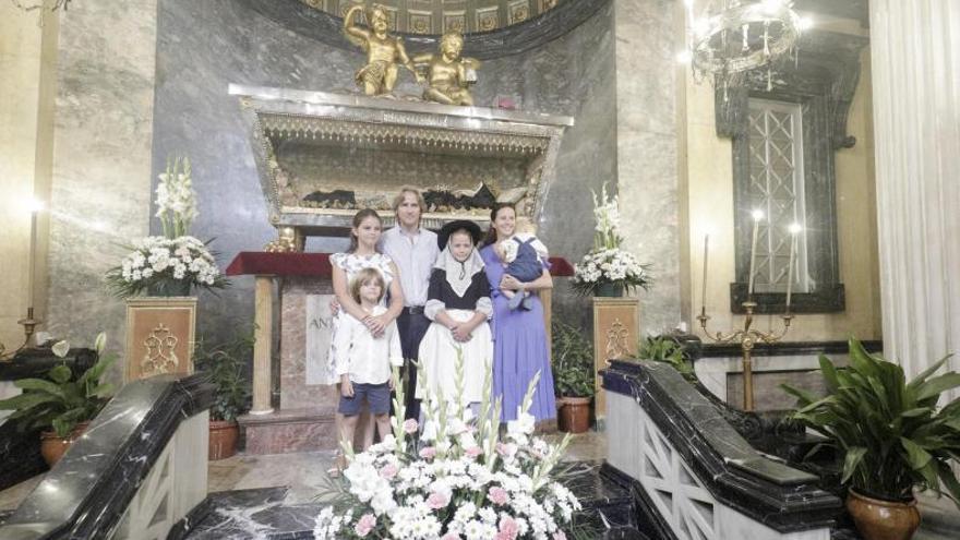 Helena Serra junto a su familia y el cuerpo de Catalina Tomás.