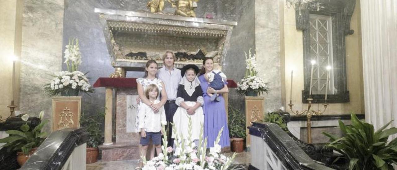 Helena Serra junto a su familia y el cuerpo de Catalina Tomás.