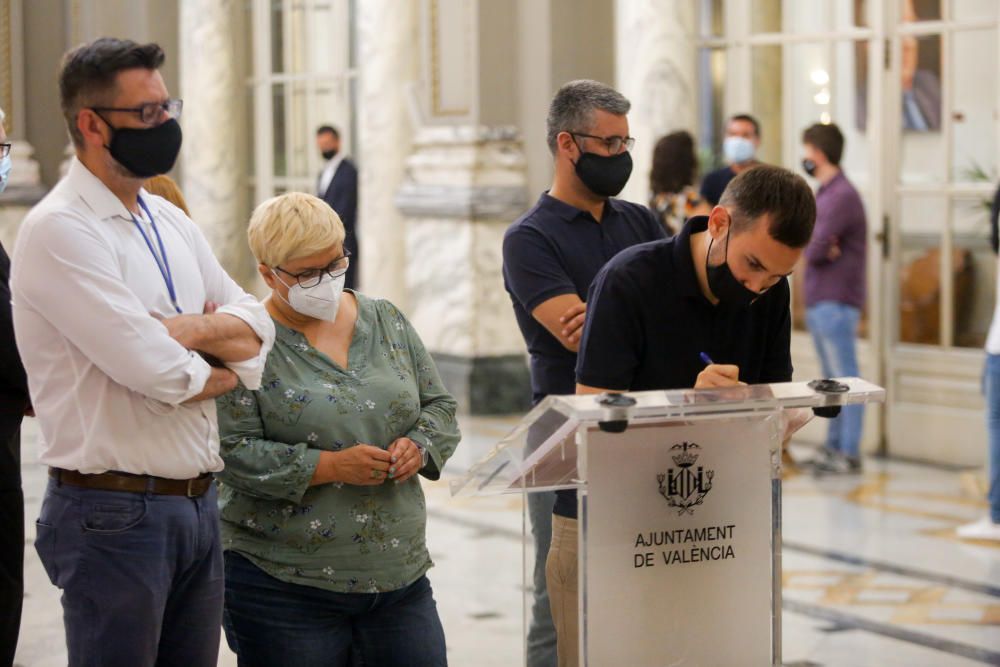 Firma del libro de condolencias por la muerte de Ramón Vilar