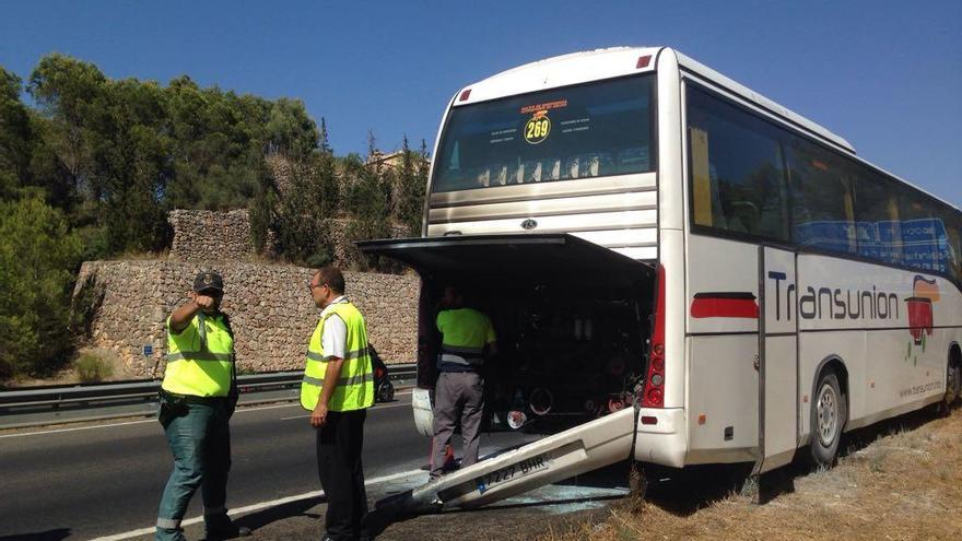 Un autobús escolar lleno de niños se incendia en la autovía de Inca