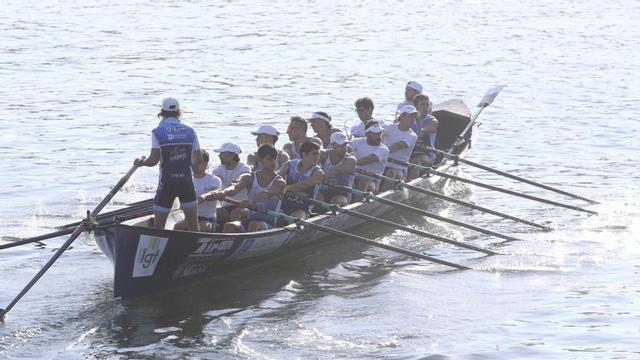 La tripulación de Tirán Pereira, esta temporada, en aguas de Moaña. | SANTOS ÁLVAREZ