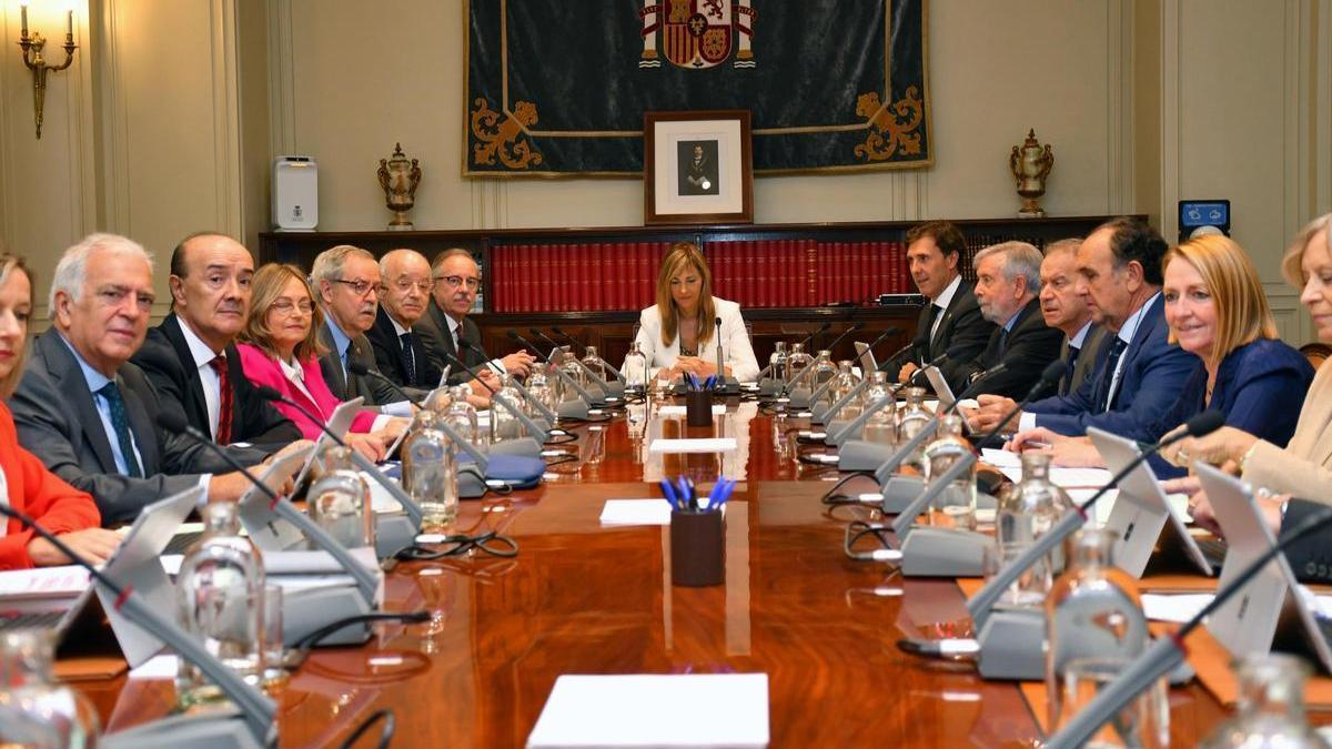 La presidenta del Tribunal Supremo y del Consejo General del Poder Judicial (CGPJ), Isabel Perelló (c), preside un Pleno del CGPJ.