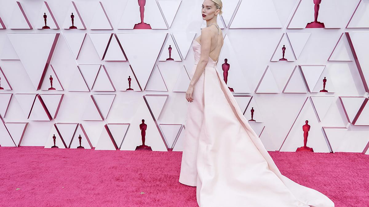 Vanessa Kirby de espaldas en los premios Oscar 2021