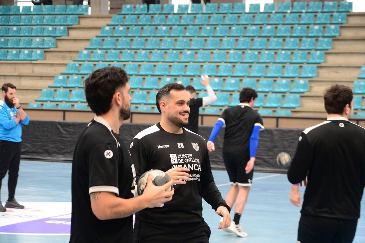 Javi García en el último entrenamiento del Cangas en O Gatañal.