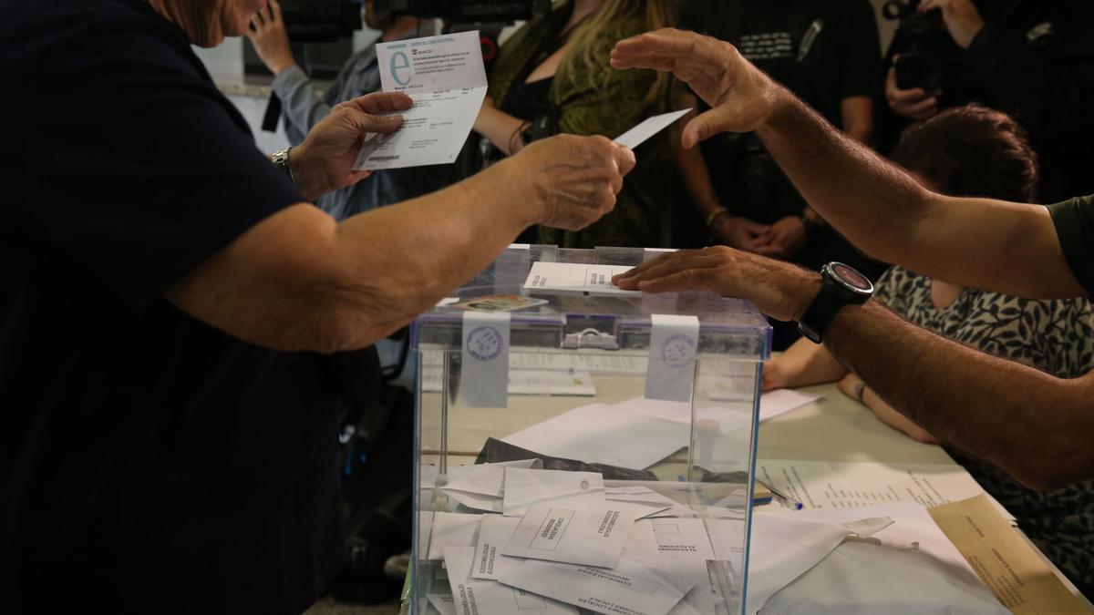 Mesa electoral en la Escola Pies de Balmes, en las municipales del 2023.