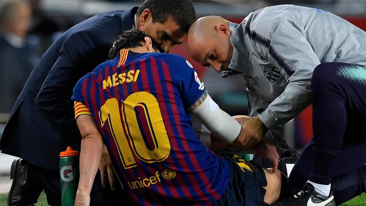 La imagen de la lesión de Leo Messi en el Camp Nou ante el Sevilla