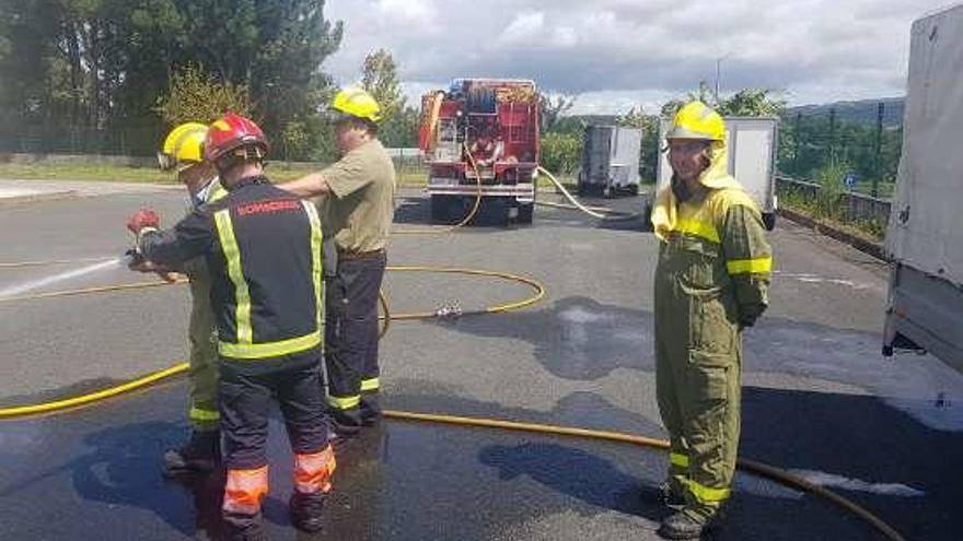 Los conductores, junto a un bombero del parque.