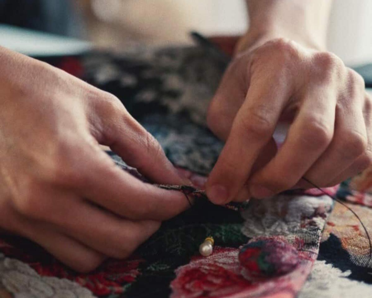 Paco Benavente trabajando en una prenda