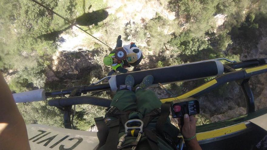 Momento en el que el herido es izado al helicóptero de la Guardia Civil.