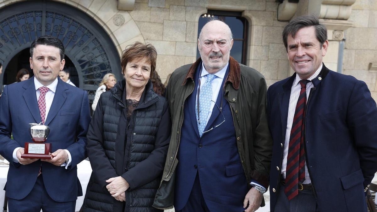 La peña taurina Dávila Miura entrega su premio al mejor toro de la feria de Gijón (en imágenes)