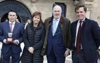 La peña taurina Dávila Miura entrega su premio al mejor toro de la feria de Gijón (en imágenes)